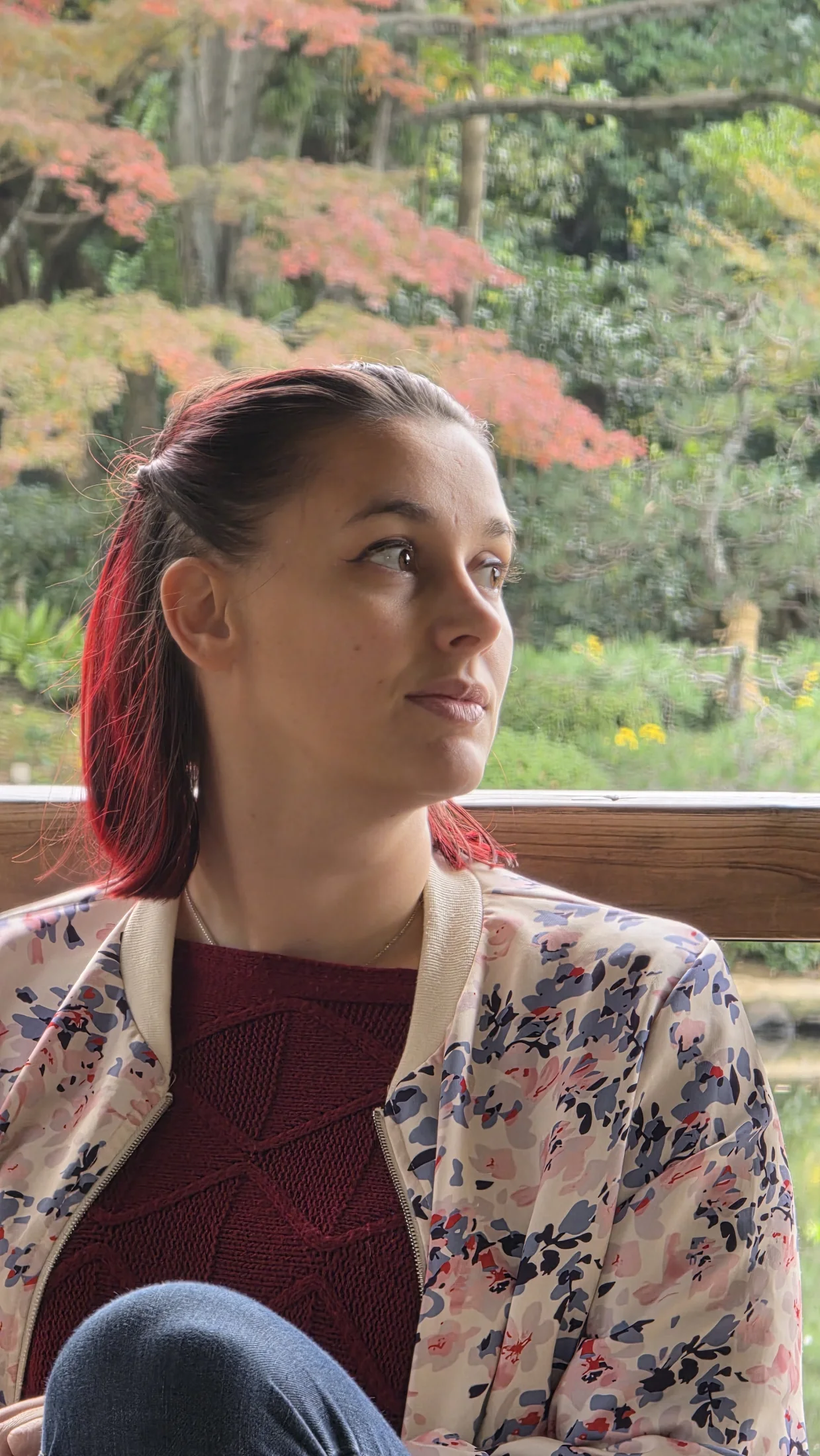 Cécile au Japon devant un jardin aux couleurs d’automne
